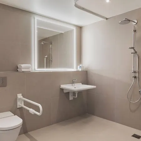 Courtyard By Marriott מלון